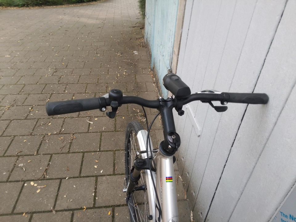 Corratec Damen Fahrrad , 28 Zoll , Top Zustand mit Licht . in Dresden