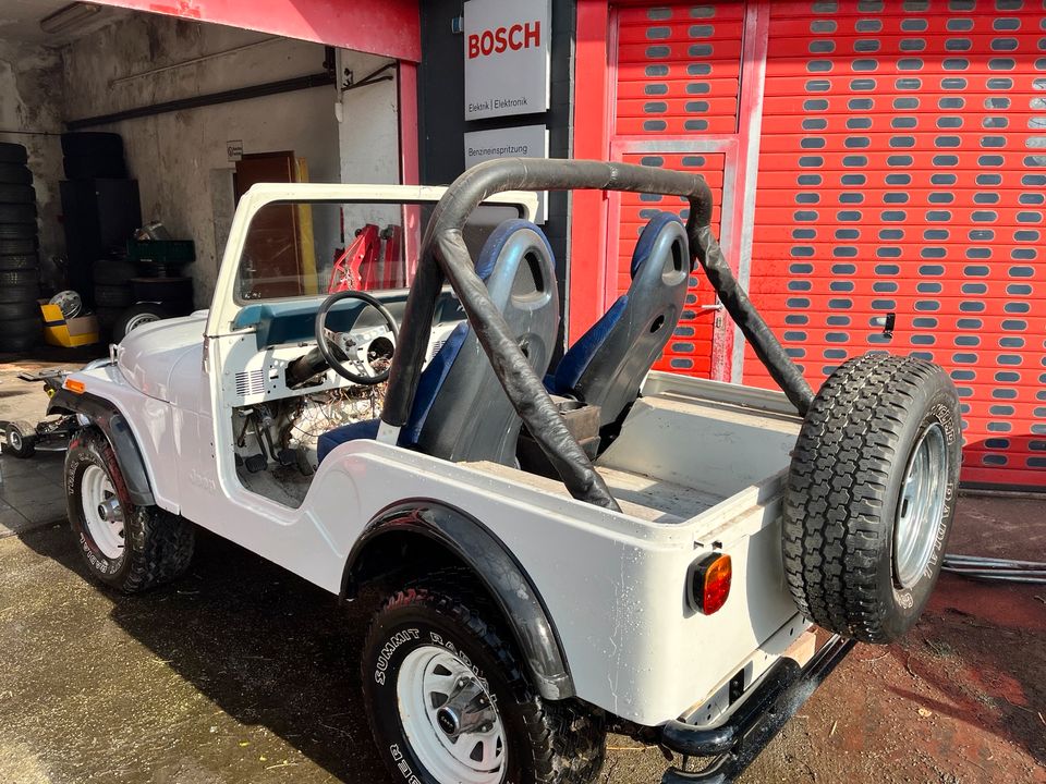 Jeep CJ5 Geländewagen in Barlt