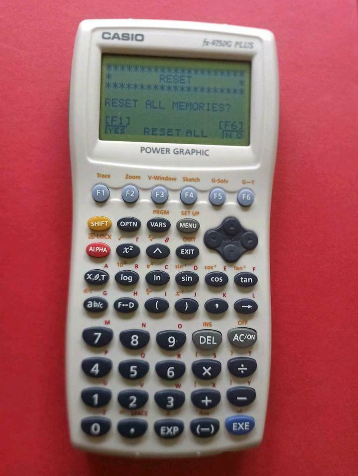 Taschenrechner mit Grafikfunktion - Casio fx 9750G Plus in Hildesheim