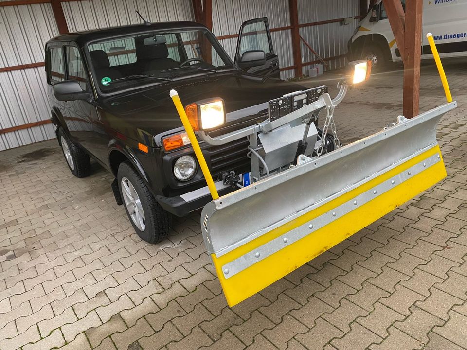 LADA NIVA 4x4 Allrad Winterdienst/Schneeschild/Streuer in Elbenau