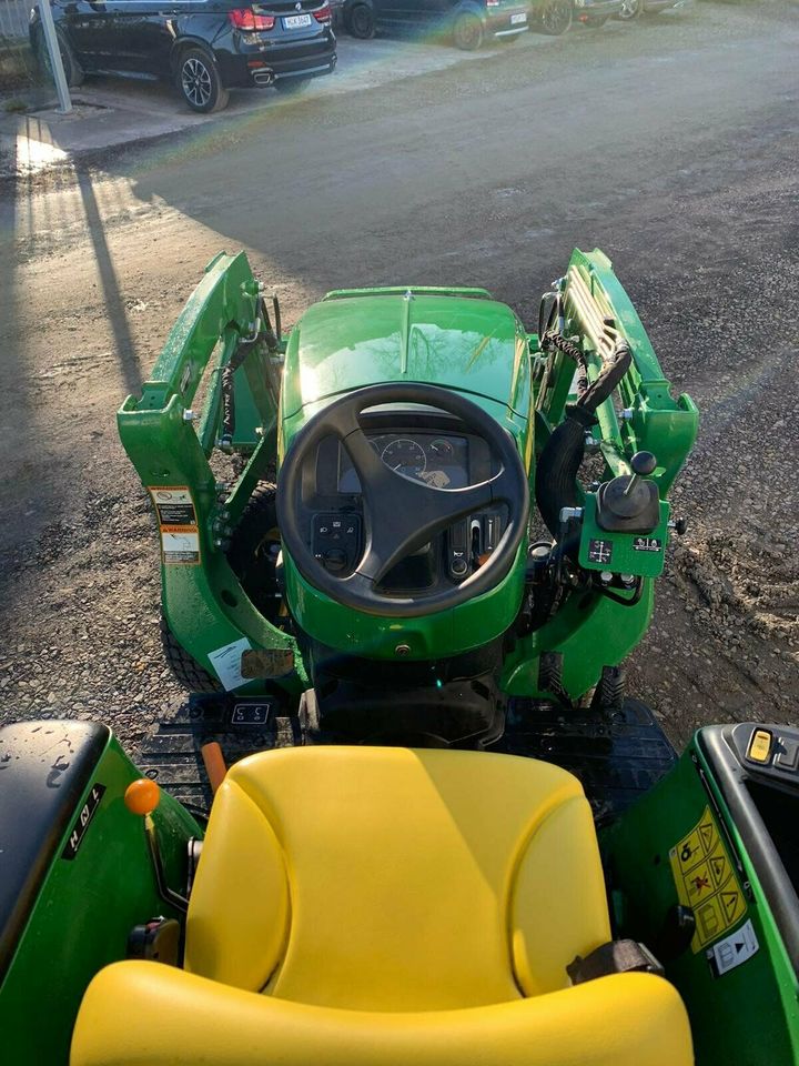 John Deere 3025E mit Frontlader Kommunaltraktor, Kompakttraktor in Barsinghausen