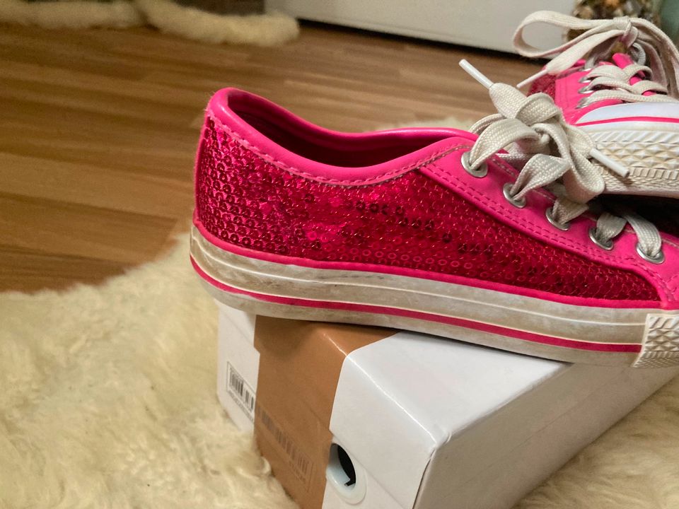 Tolle Schuhe mit glitzernden Pailletten Gr. 34 in Müllrose