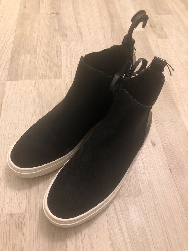 Wildleder-Stiefeletten von H&M nagelneu in Berlin