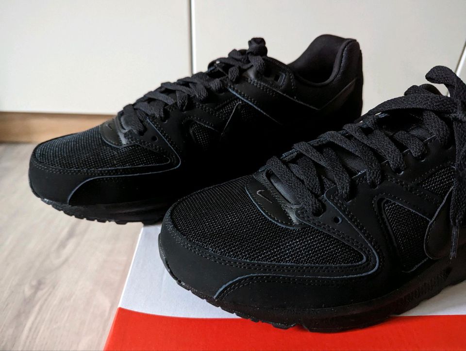 Nike Air Max Command Triple Schwarz 46 black NEUWARE in Pörnbach