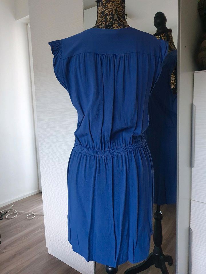 Kleid mit Flügelärmeln H&M Gr. 40 blau in Würzburg