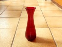 Blumenvase, rotes Glas Niedersachsen - Bippen Vorschau