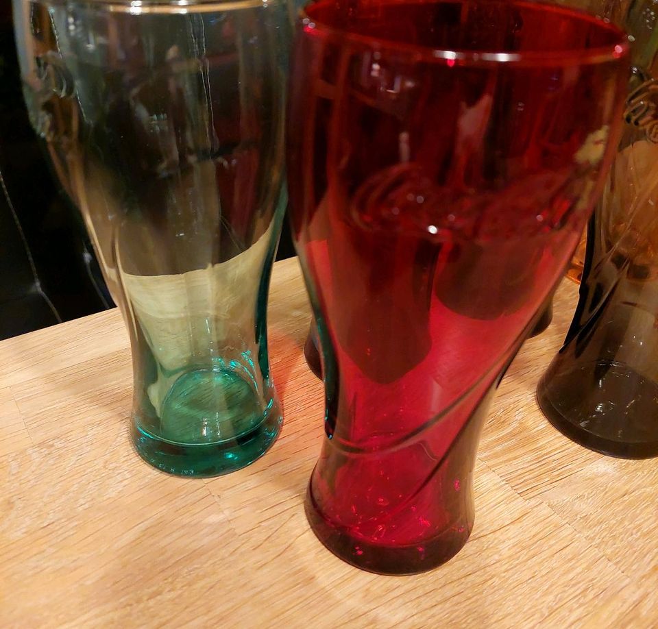 Sieben Cola Gläser rot-orange-blau grün grau in Versmold