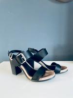 Sandalen Sandaletten schwarz mit Absatz von CaféNoir Gr. 38 Dresden - Innere Altstadt Vorschau