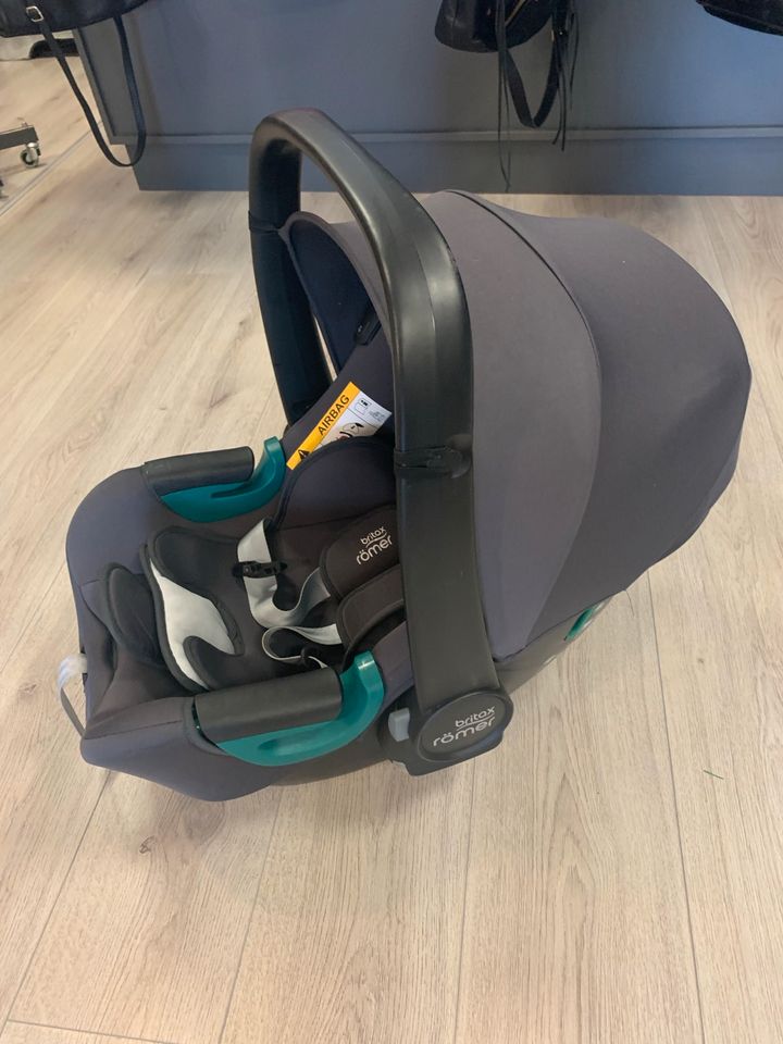 Römer Britax BabySafe Baby Safe isense i Sense babyschale 0-13 kg in Vaihingen an der Enz