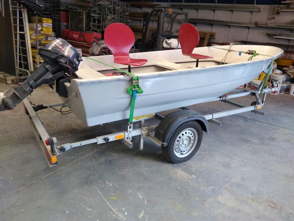 Angelboot mit Anhänger und Motor Yamaha in Oppenau