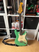 E-Gitarre Vintage Grün mit Verstärker und Zubehör Sachsen - Chemnitz Vorschau