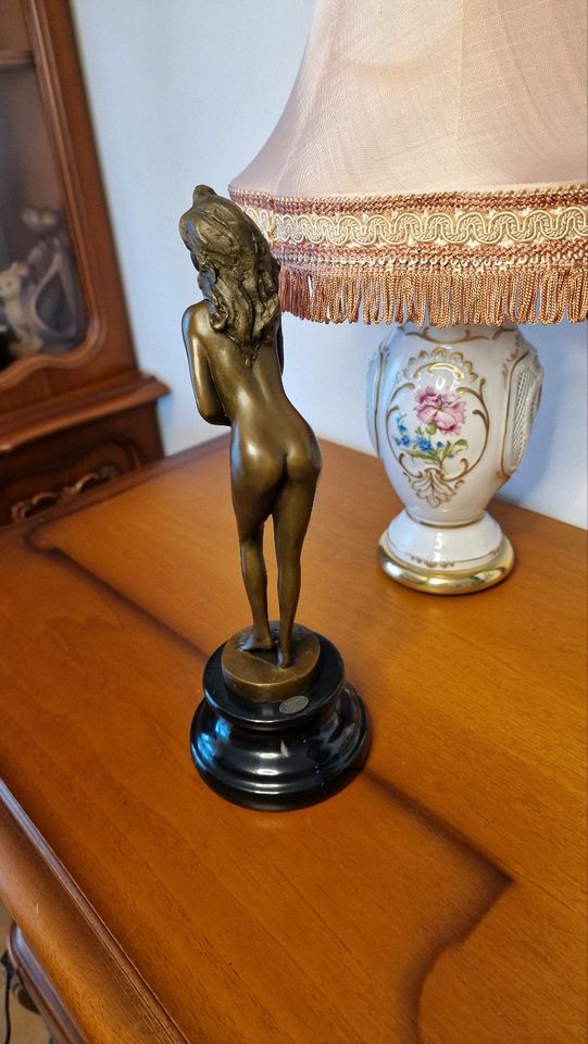 Bronzeskulptur. Bronzefigur. Bronze Figur Frau. Skulptur Tanzerin in Langenberg