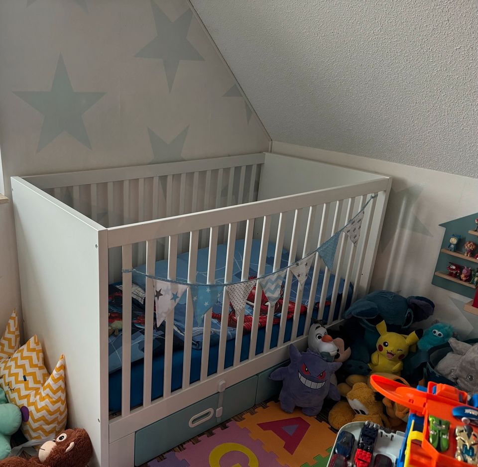 Ikea Stuva Baby-Kinderbett 140 x 70 hellblau-weiß mit Matratze in Halle