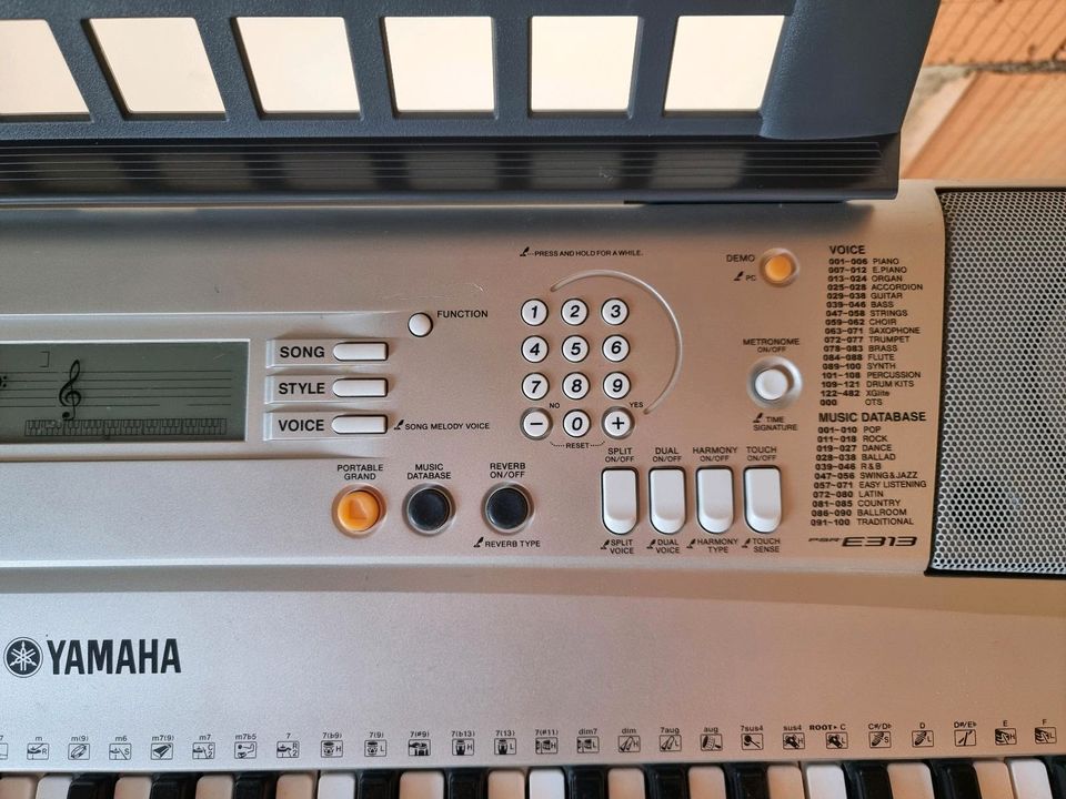 Keyboard Yamaha inkl. Ständer höhenverstellbar in München