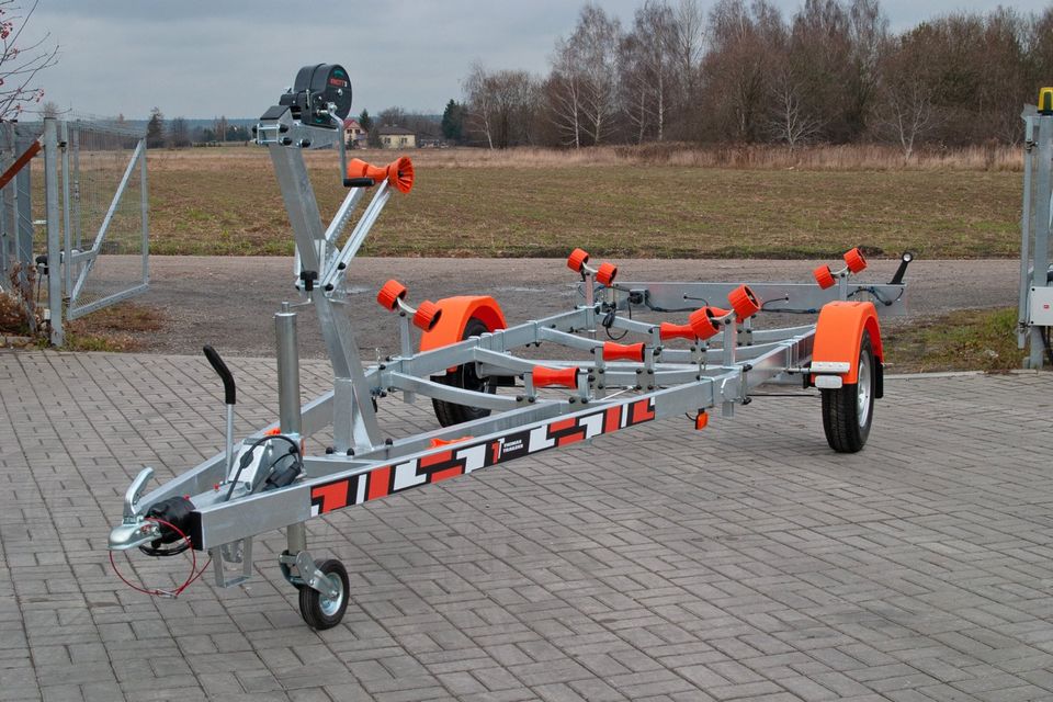 Bootstrailer 1800Kg für Boote bis 7 m Länge / NEUWARE in Lübben