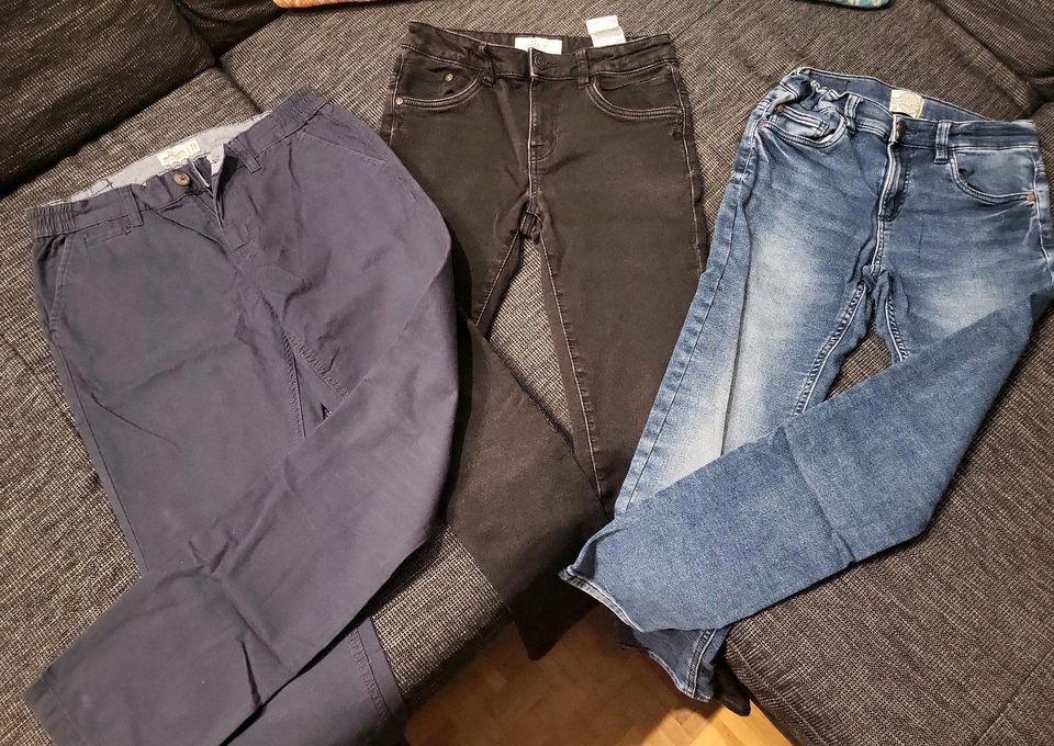 3 Teile 2 Jeans 1 Stoffhose blau Hose Gr. 158 in Dauchingen