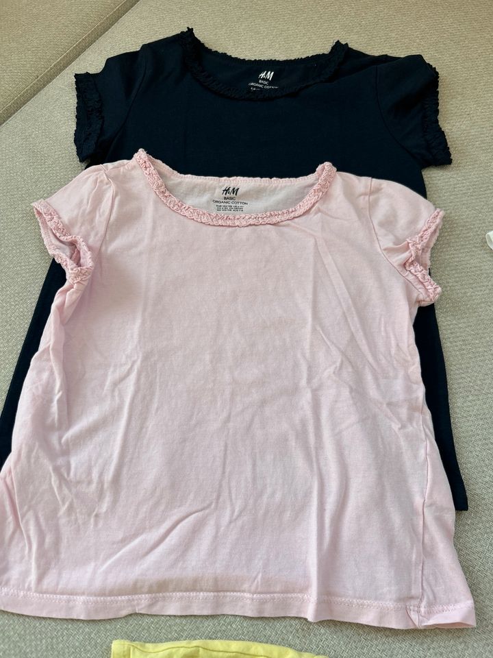 T-Shirt T-Shirts 122/128 H&M Zara Wendepailetten Kirsche in Kösching