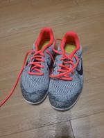 Nike Turnschuhe Gr. 37,5 Hessen - Schöffengrund Vorschau