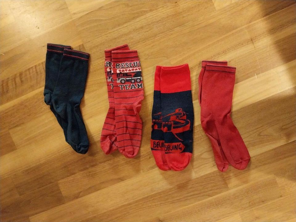 Set Kindersocken Größe 31 bis 34 Farbe rot blau in Tuttlingen