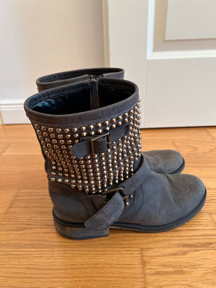 STEVE MADDEN Boots grau schnallen Nieten 40 in Frankfurt am Main