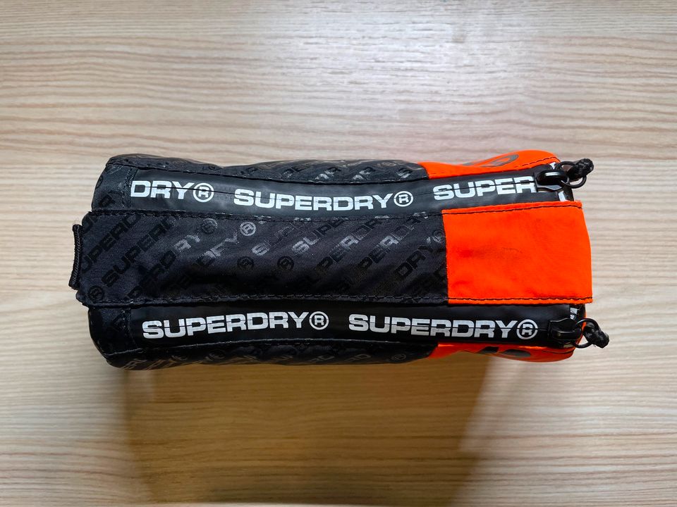 Superdry Mäppchen orange/schwarz in Frankfurt am Main