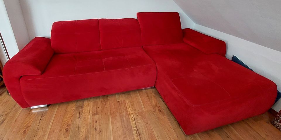 schickes rotes Sofa in Varel