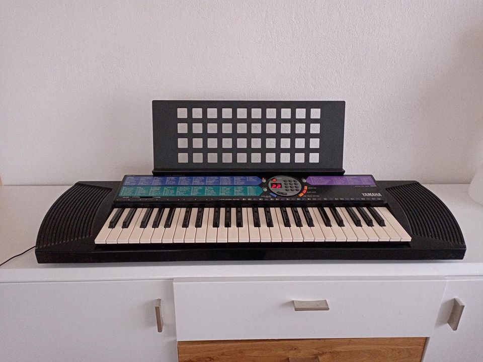 Yamaha PSR-77 Keyboard mit Notenhalter, Netzteil + Tasche in Tettau