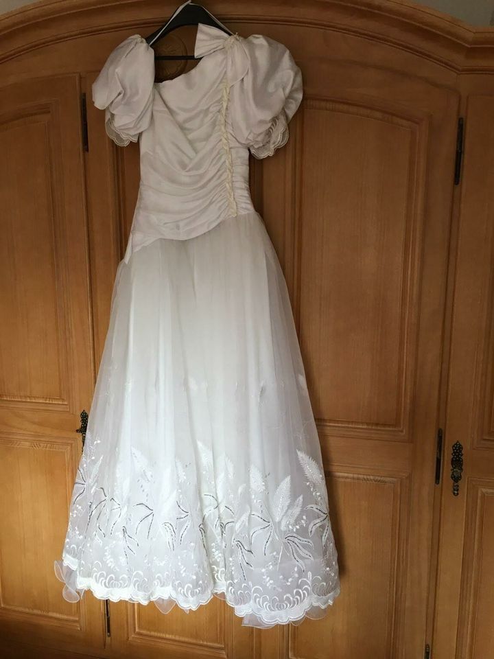 Hochwertiges Brautkleid  mit Zubehör in Hagen