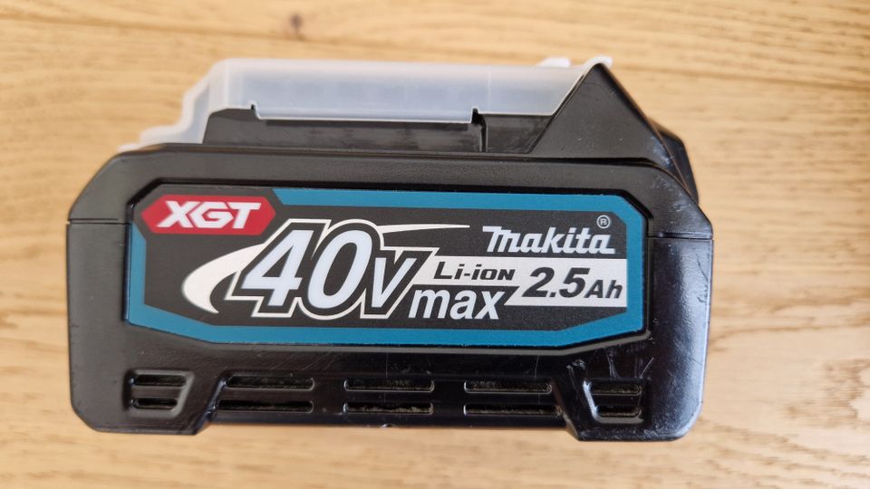 Makita DC40RA Ladegerät + BL4025 2,5 Ah Akku 40V XGT in Taufkirchen Vils