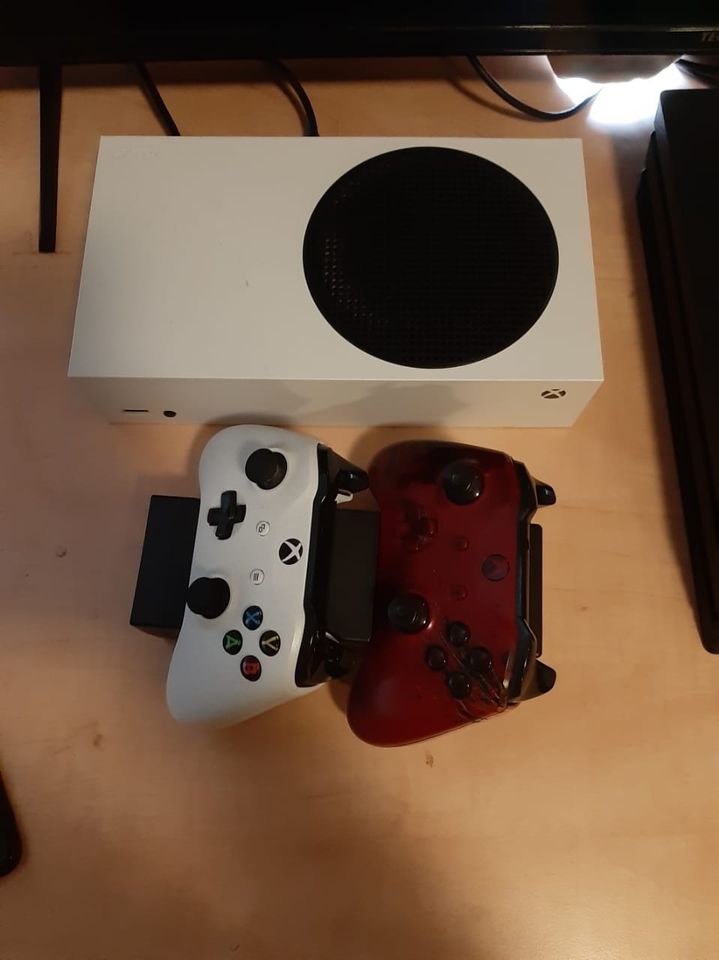 Xbox series s + 2 controllers + Ladegeräte + OVp in Duisburg