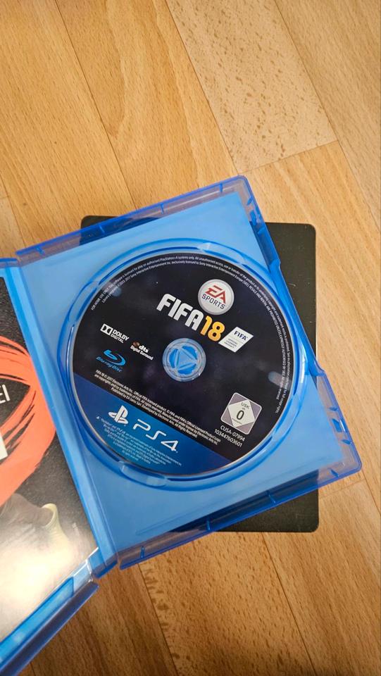 PlayStation 4 mit 4 Controllern, Spielen & Zubehör – Komplettset in Berlin