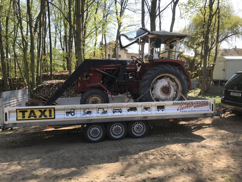 Transporte von Traktoren Baumaschinen Fahrzeuge in Triptis