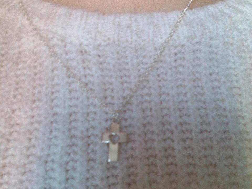 Silberne Halskette aus Edelstahl mit einem Kreuz Anhänger in Drochtersen