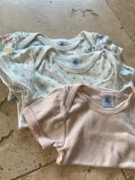 3 kurzarm Bodys Petit Bateau Gr. 24m/86 Blumen Punkte Hessen - Hanau Vorschau