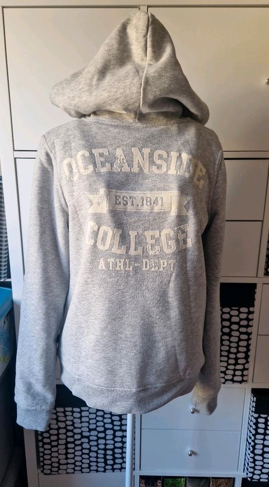 Sweatshirt Jacke Größe XL fällt kleiner aus in Köln