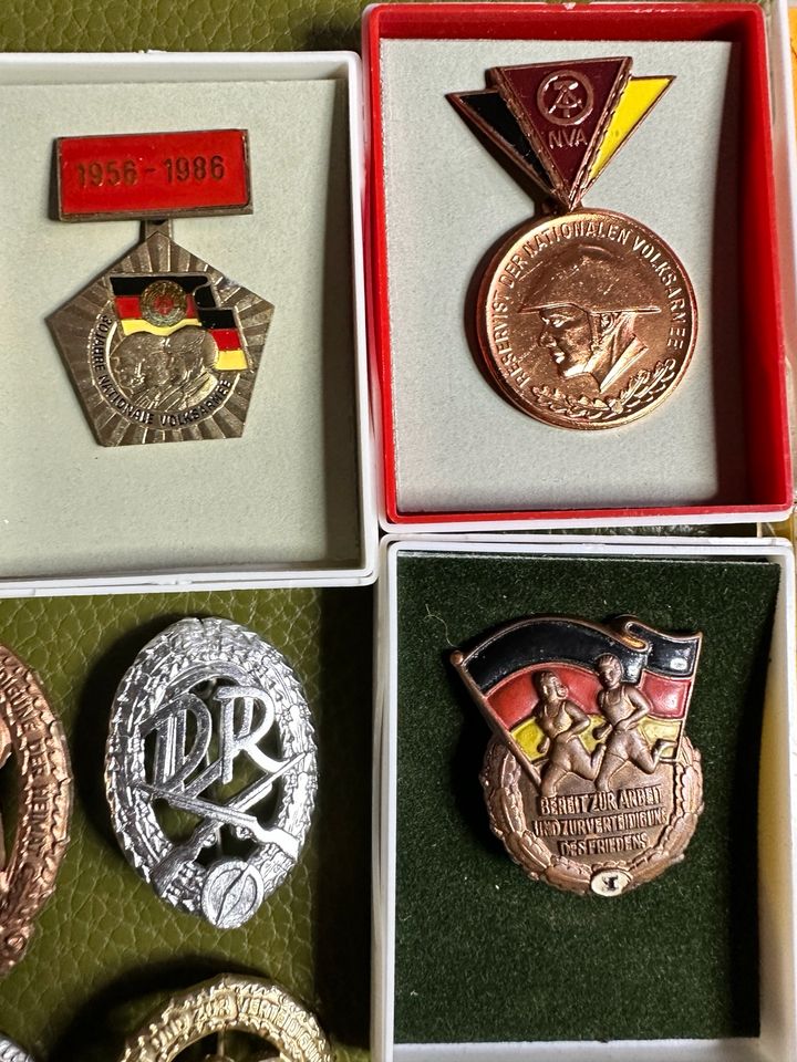 NVA DDR Nationale Volksarmee Anstecker Konvolut in Wiendorf