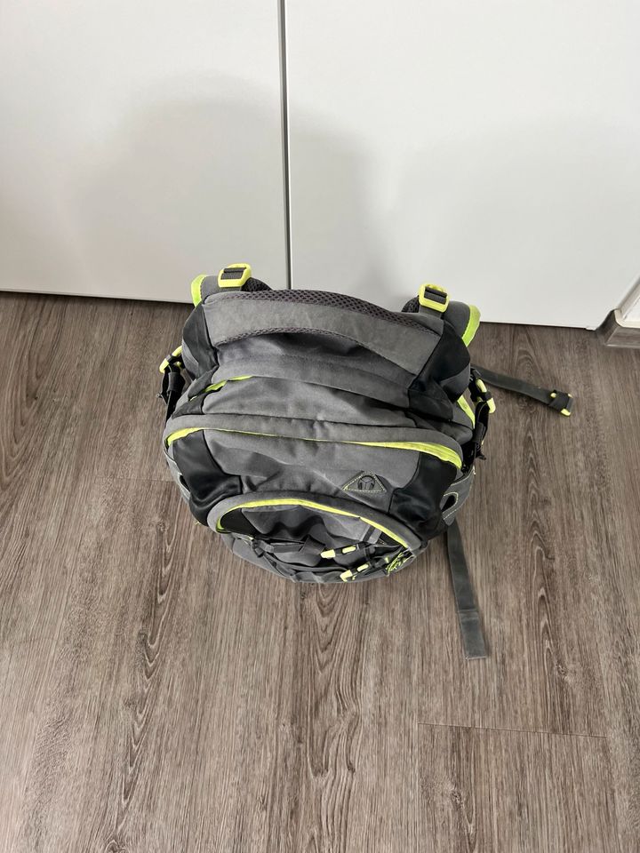 Satch Schulrucksack Grau-Neongrün in Kreuztal