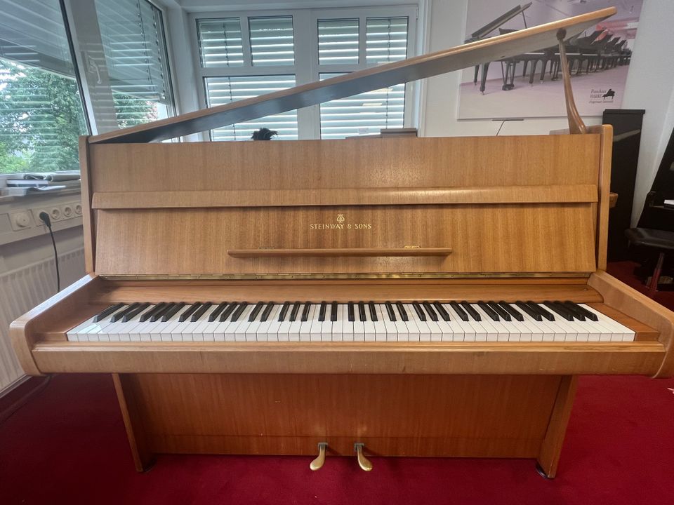 STEINWAY & SONS Klavier Modell Z Nussbaum, sehr schöner Klang ! - AKTION in Bielefeld