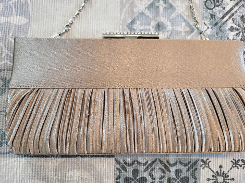 Handtasche Clutch beige Satin NEUwertig! in Sandesneben