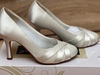 Hochzeit’s Pumps Gr.37 wie NEU super bequem ivory Hessen - Hammersbach Vorschau