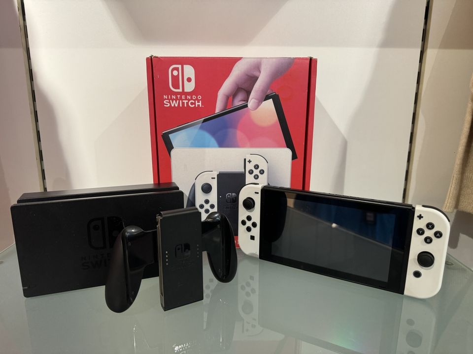 Nintendo Switch 32GB [inkl. Controller weiß/weiß] weiß in Vohenstrauß