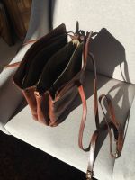Schicke Lederhandtasche mit vielen Fächern und Reißverschluss Stuttgart - Vaihingen Vorschau