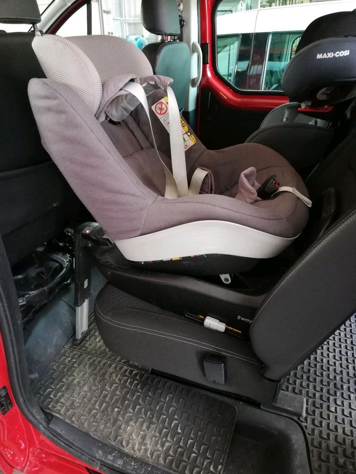 Maxi Cosi 2way Pearl mit passender Isofix Station in Königheim