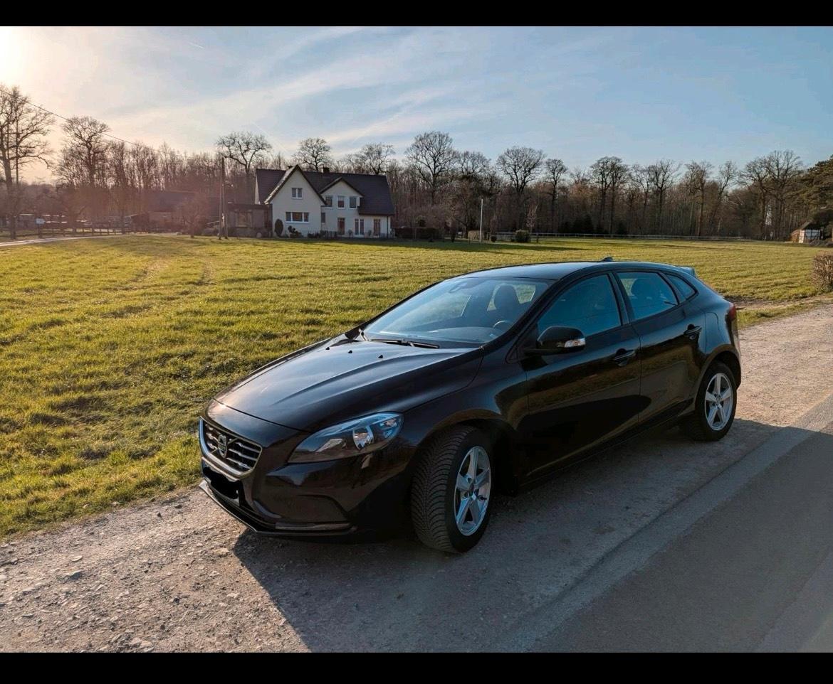 Abbildung des Autos VOLVO V40 D3 Voll Scheck…