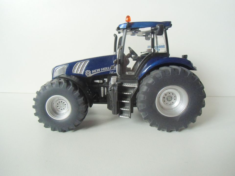 Siku Farmer - New Holland T8.390, lim. Sondermodell OVP 1:32 in Köln