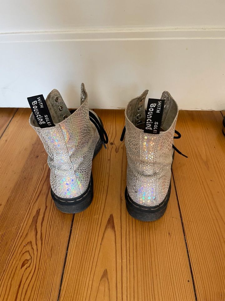 Dr. Martens Boots Stiefel silber Größe 39 in Hamburg