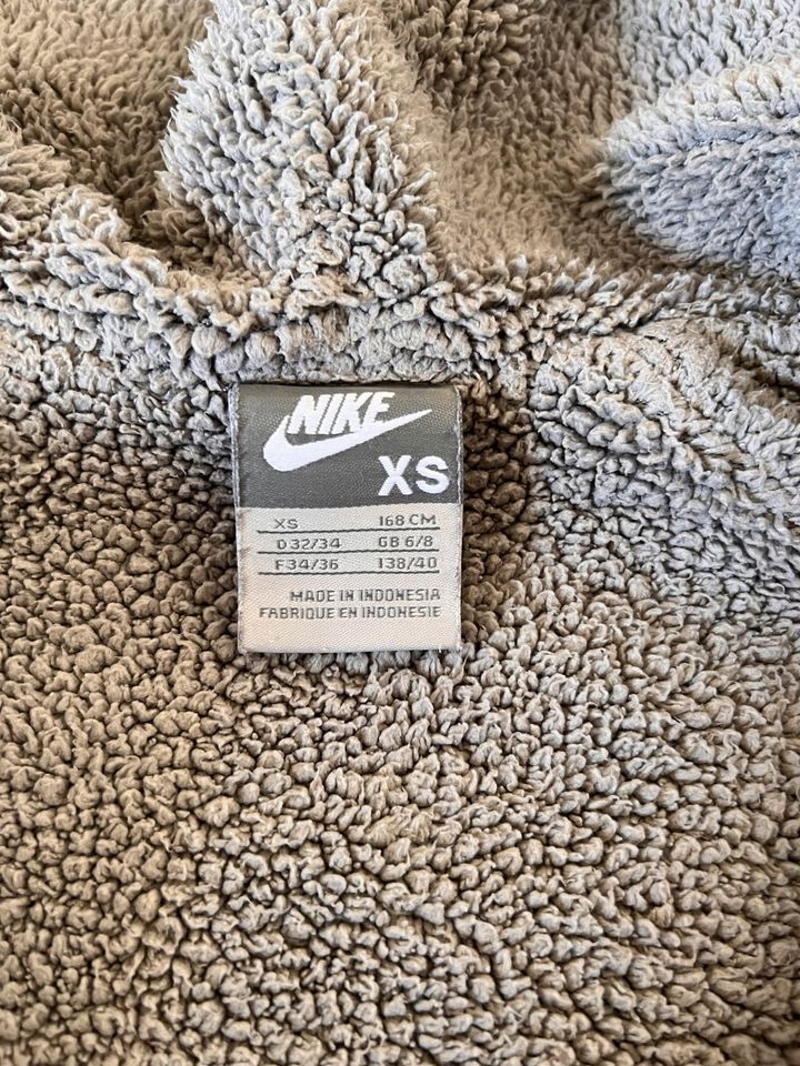 Nike Jacke Grau Gr XS Reisverschluss Knöpfe Futter in Berlin