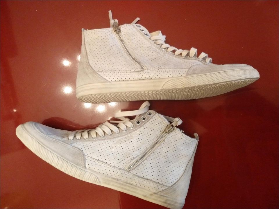 GUESS super schicke bequeme Sneaker Gr 41/42 Neu in Elsdorf