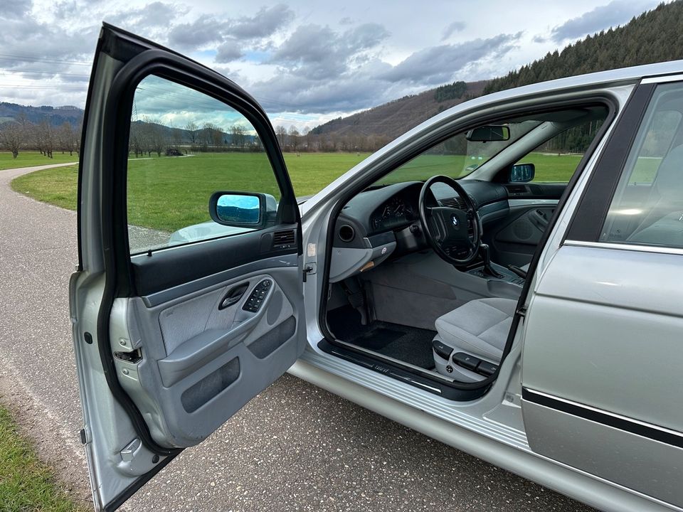 BMW 520i A Touring Xenon Klimaaut. PDC Scheckheft in Steinach Baden