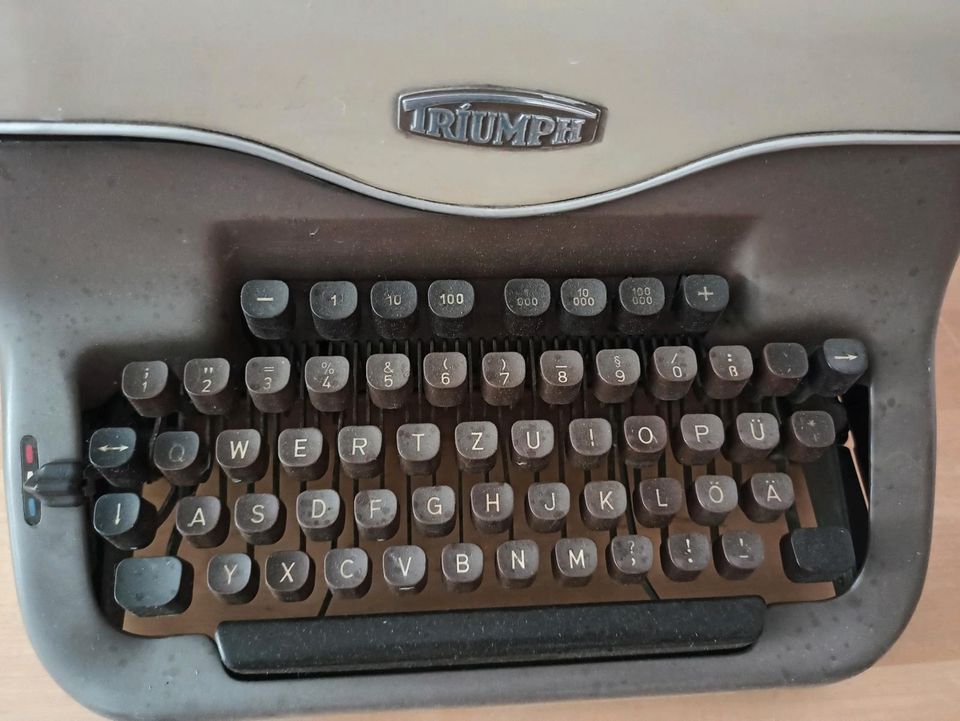 Schreibmaschine Triumph in Waldbrunn